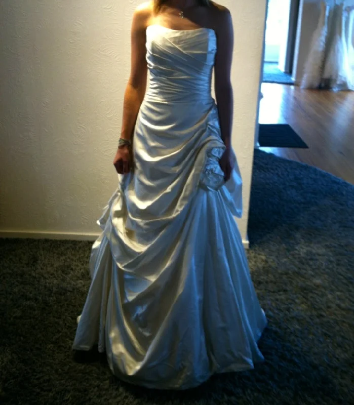 Must-Have Deals Inside!Must-Have Deals Inside!Monique Lhuillier Monique Lhuillier Bliss Size 10 Must-Have Deals Inside!Must-Have Deals Inside!Monique Lhuillier Monique Lhuillier Bliss Size 10