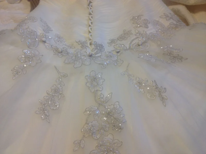 Flash Sale – Act Fast!Flash Sale – Act Fast!Oleg Cassini Tulle Ball Gown with Lace Appliques Flash Sale – Act Fast!Flash Sale – Act Fast!Oleg Cassini Tulle Ball Gown with Lace Appliques